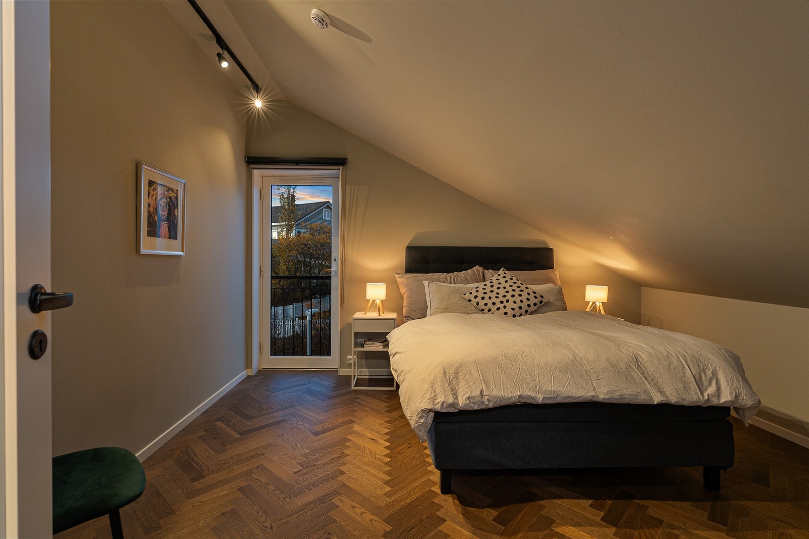 Boligen har totalt tre soverom i tillegg til en liten lounge. Galleribilde