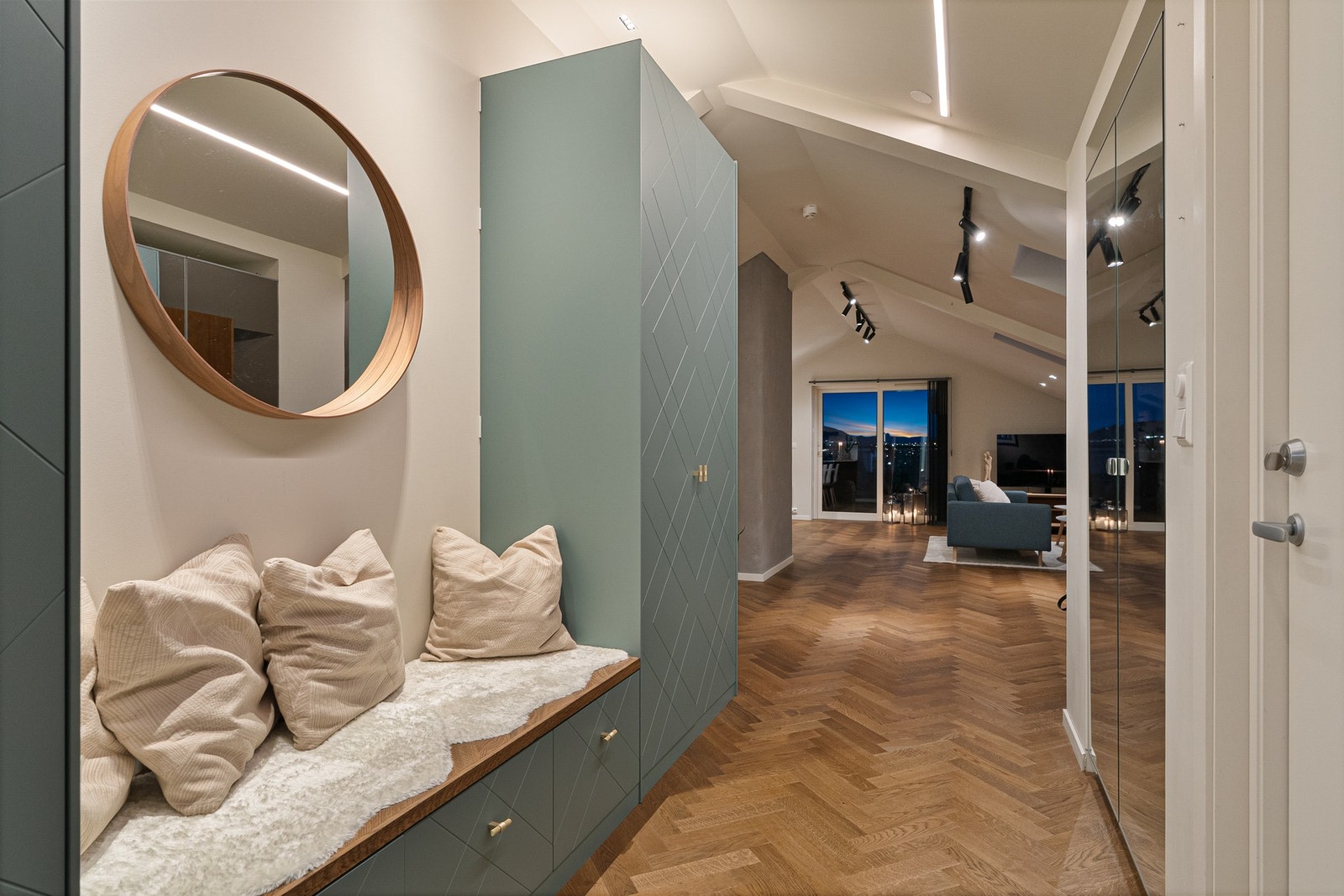 Lys og åpen entré med svært god lagringsplass med garderobe på begge sider. Galleribilde