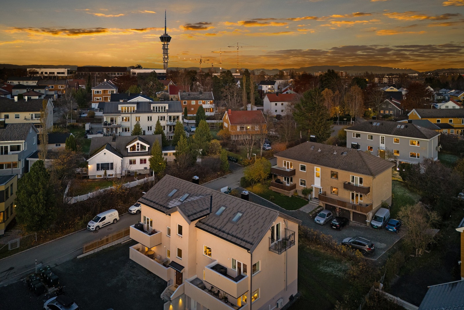 Ypperlig og attraktiv beliggenhet i et skjermet og tilbaketrukket, men samtidig sentrumsnært boligområde på Berg. Det meste av attraktive hverdagskvaliteter ligger lett tilgjengelig. Galleribilde