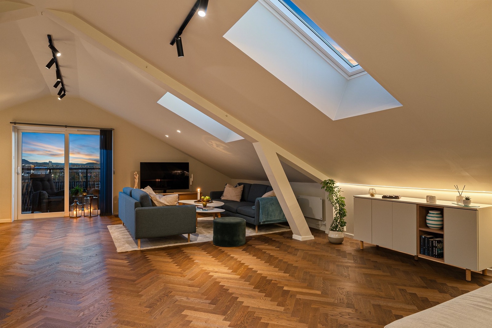 Leiligheten er svært oppgradert og påkostet med en gjennomgående høy standard. Galleribilde