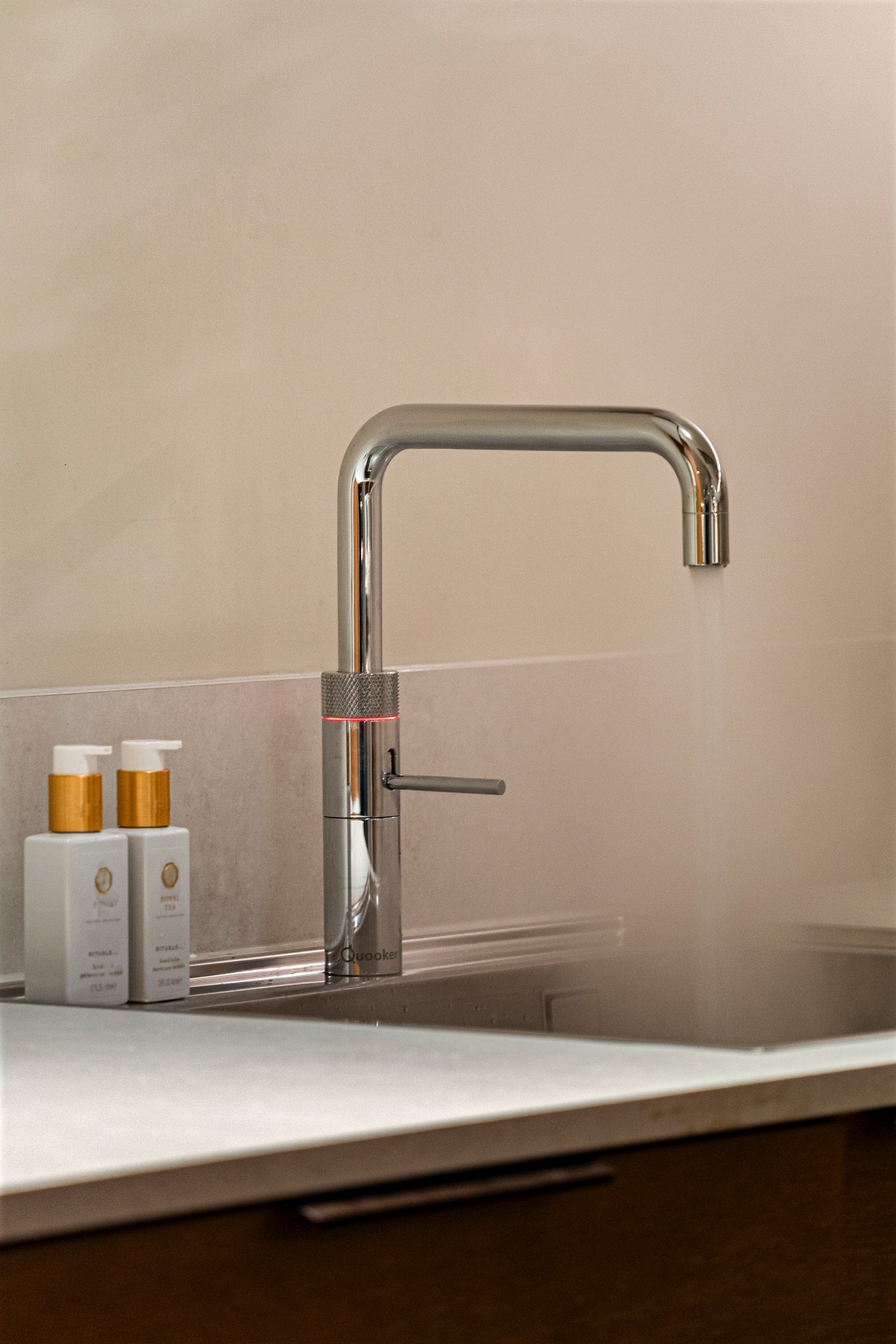 Innredningen har integrerte hvitevarer og quooker som gir 100 C kokende vann, rett fra springen. Galleribilde