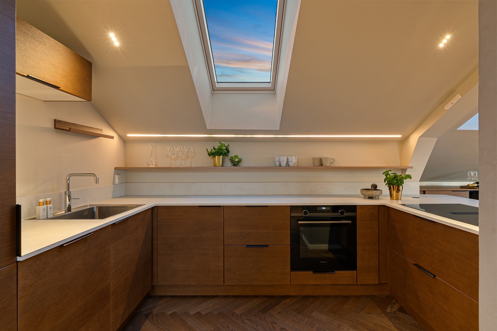 Kjøkkeninnredningen er fra Fossline og er som lekkert møbel. Galleribilde