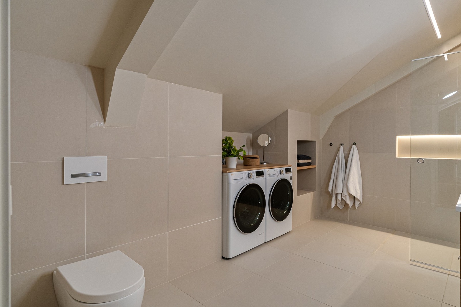Praktisk nisje for både vaskemaskin og tørketrommel. Galleribilde