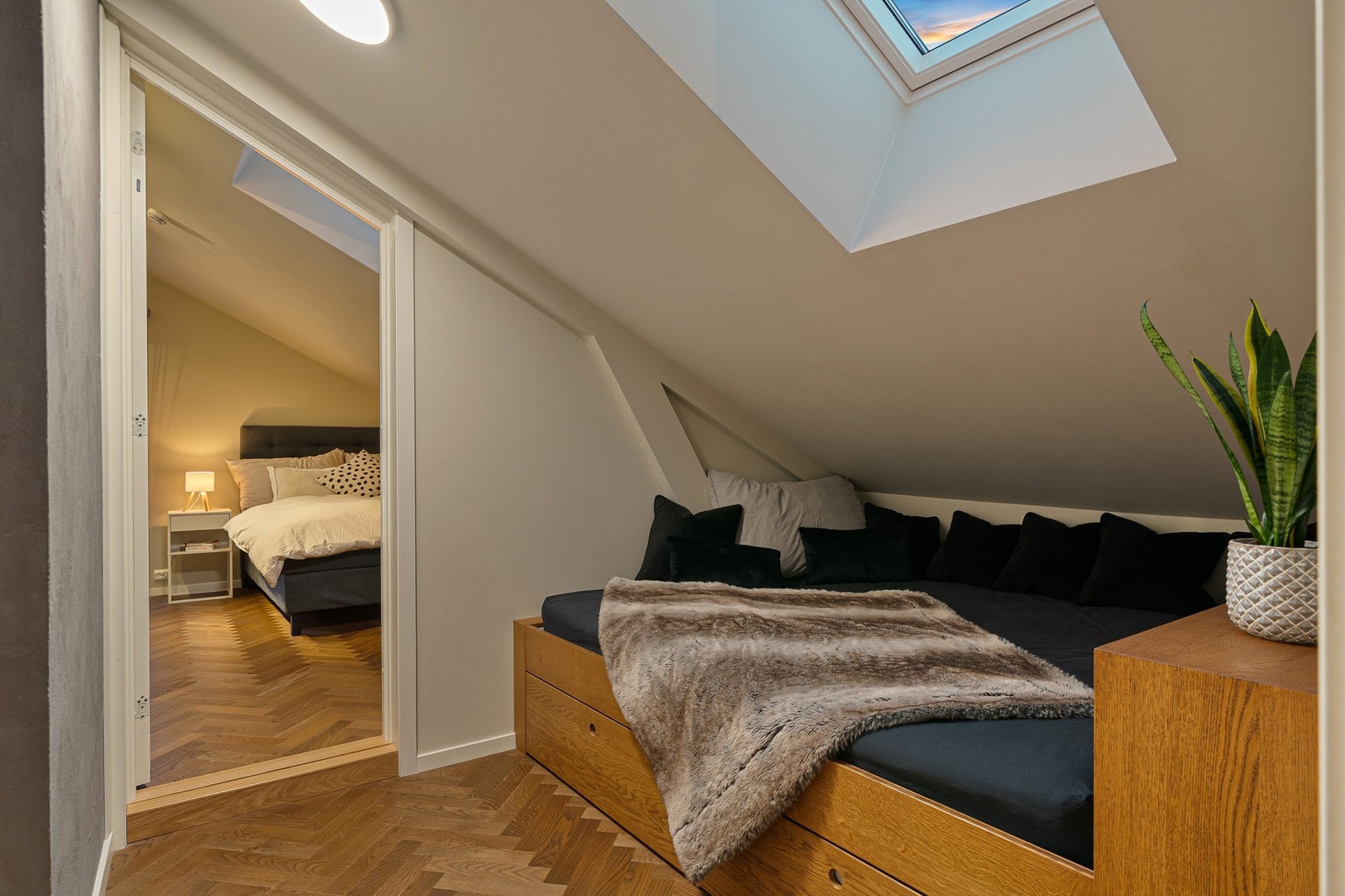 Loungen utenfor det ene soverommet kan eksempel benyttes som ekstra tv-stue eller kontor. Galleribilde