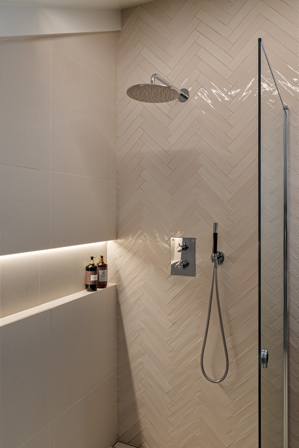 Badet er flott innredet med pene detaljer og lekker belysning. Galleribilde