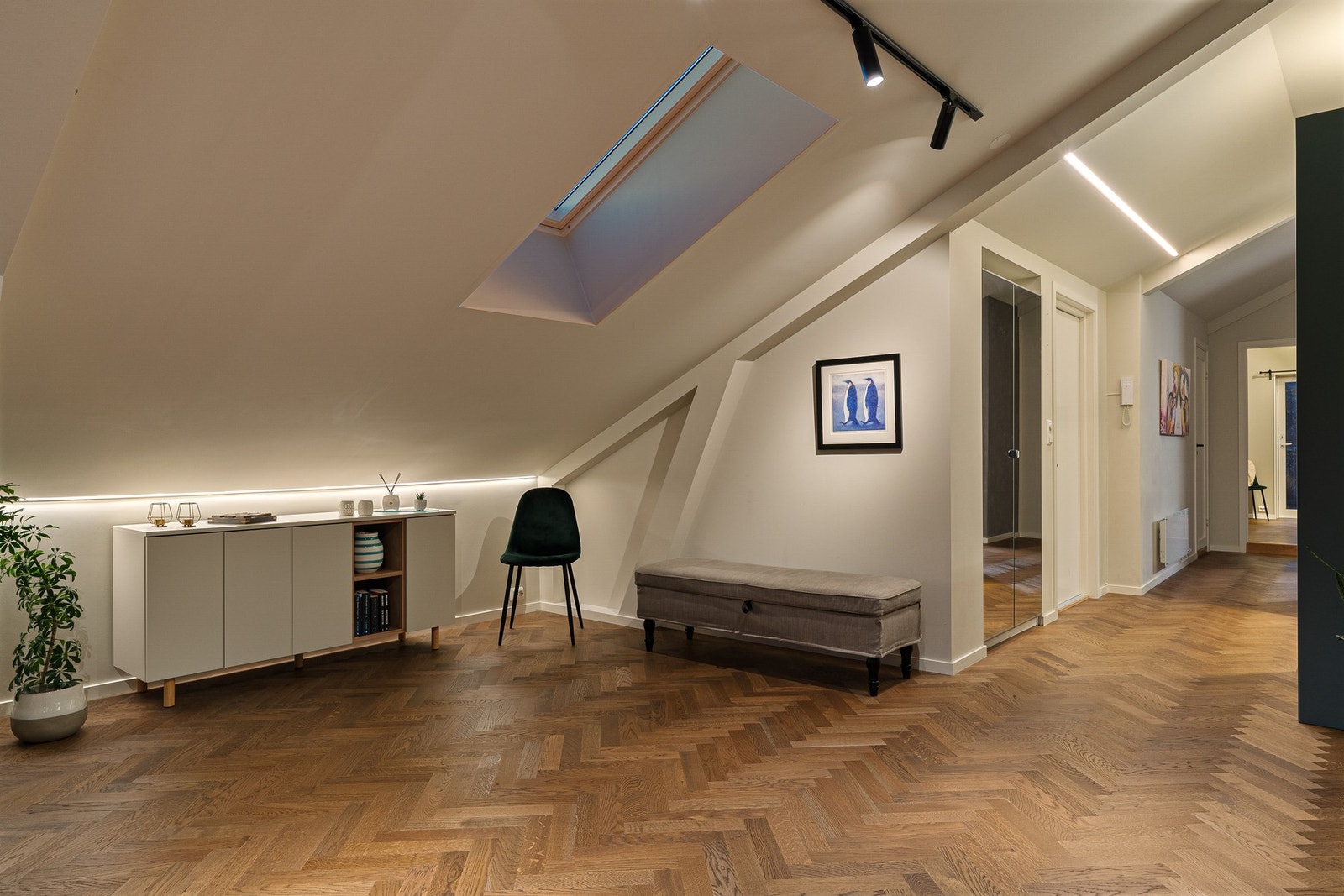 Leiligheten fremstår med lekre detaljer, eksklusive materialvalg og smarte løsninger som gir et helhetlig og elegant preg. Galleribilde