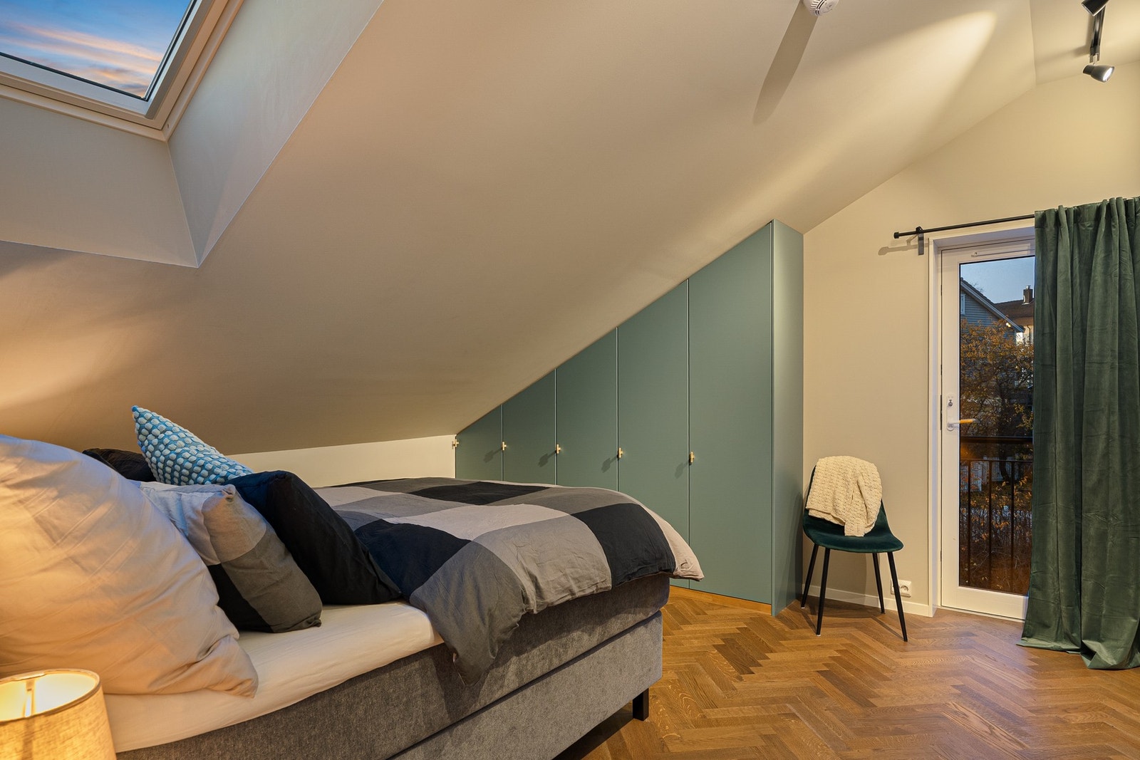 Stilig tilpasset garderobe. Galleribilde