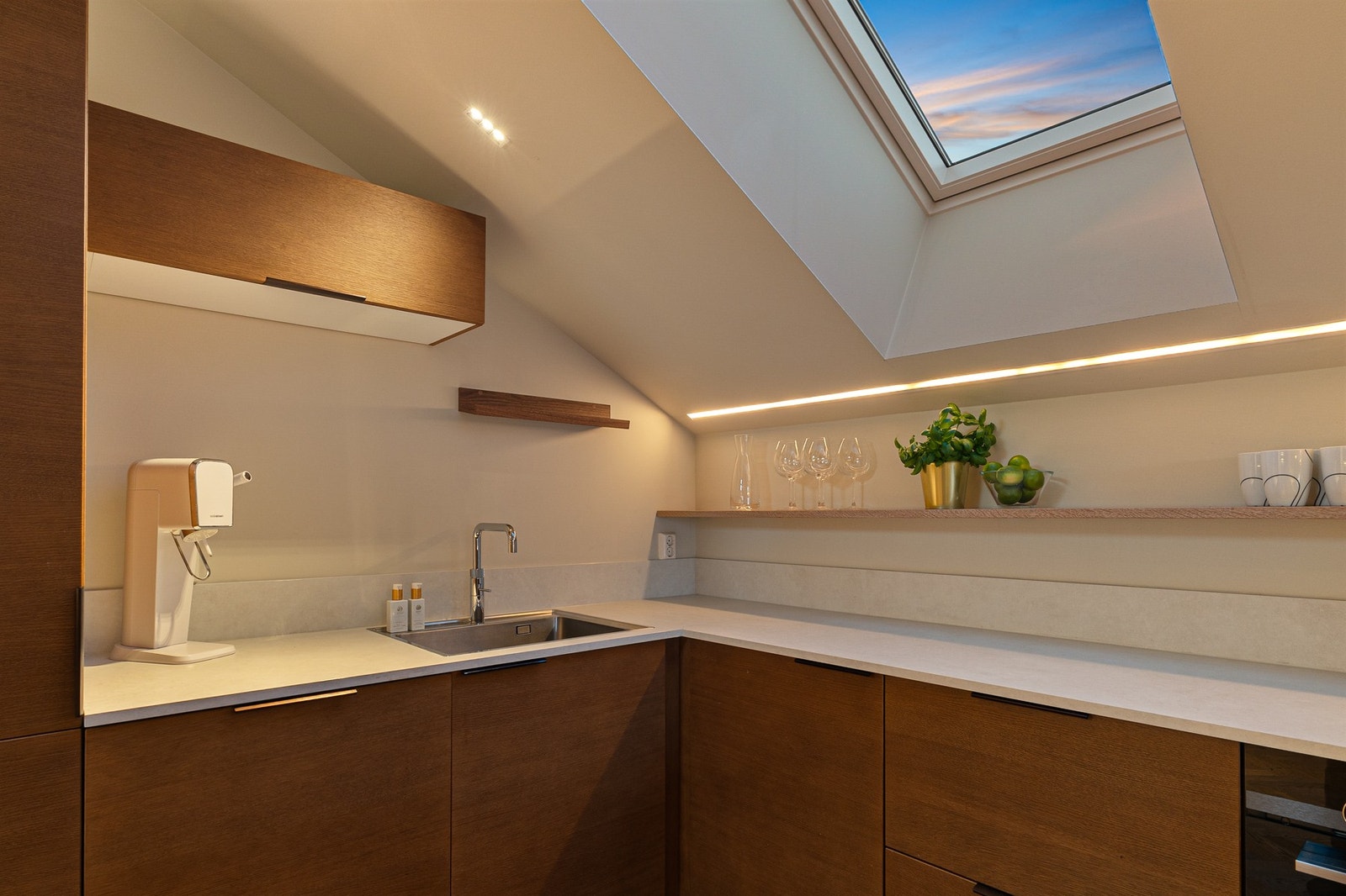 Store takvinduer sørger for flott naturlig lysinnslipp i hele leiligheten. Galleribilde