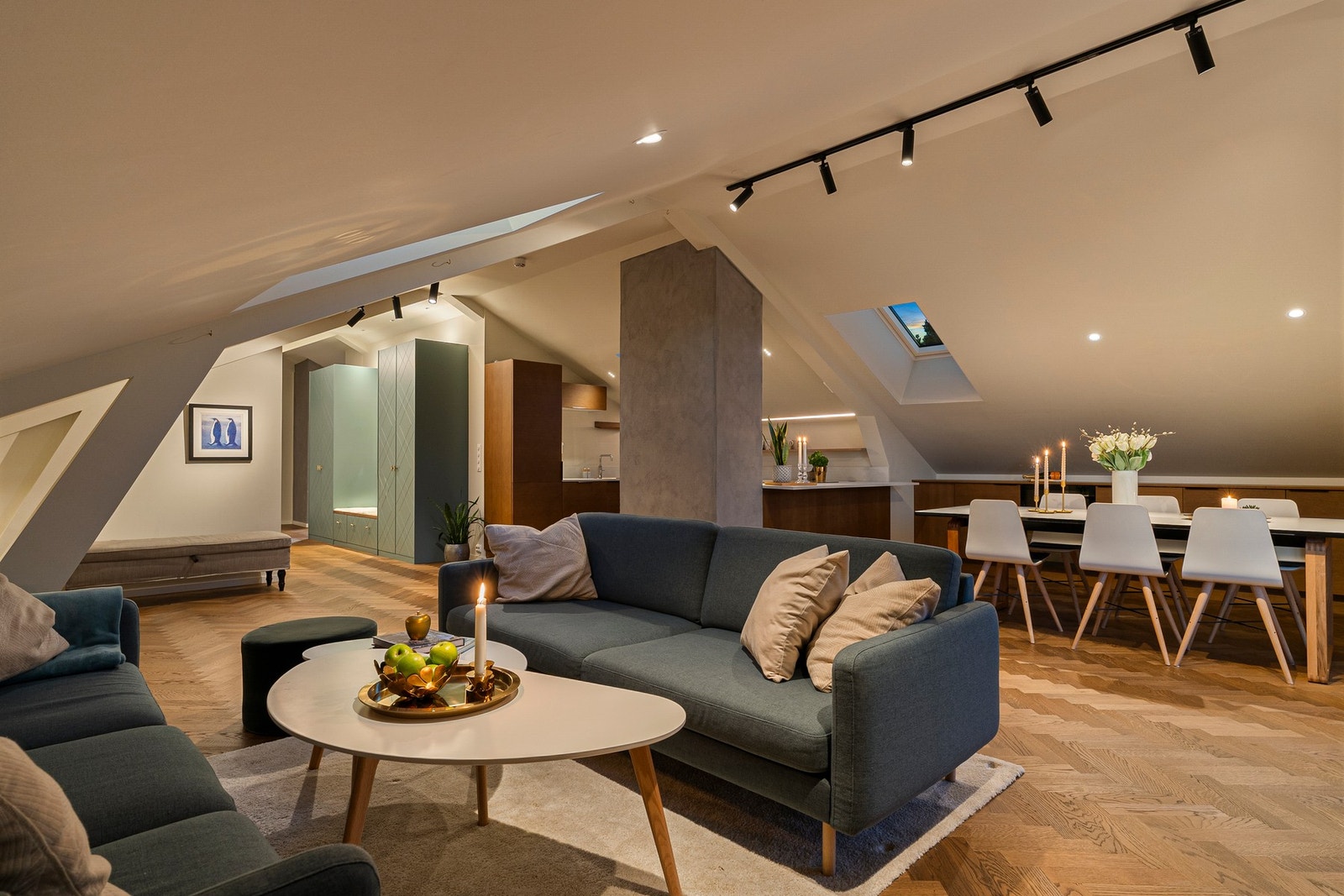 Det vakre fiskebensmønstrede gulvet strekker seg gjennom hele leiligheten understreker den moderne og tidløse stilen. Galleribilde