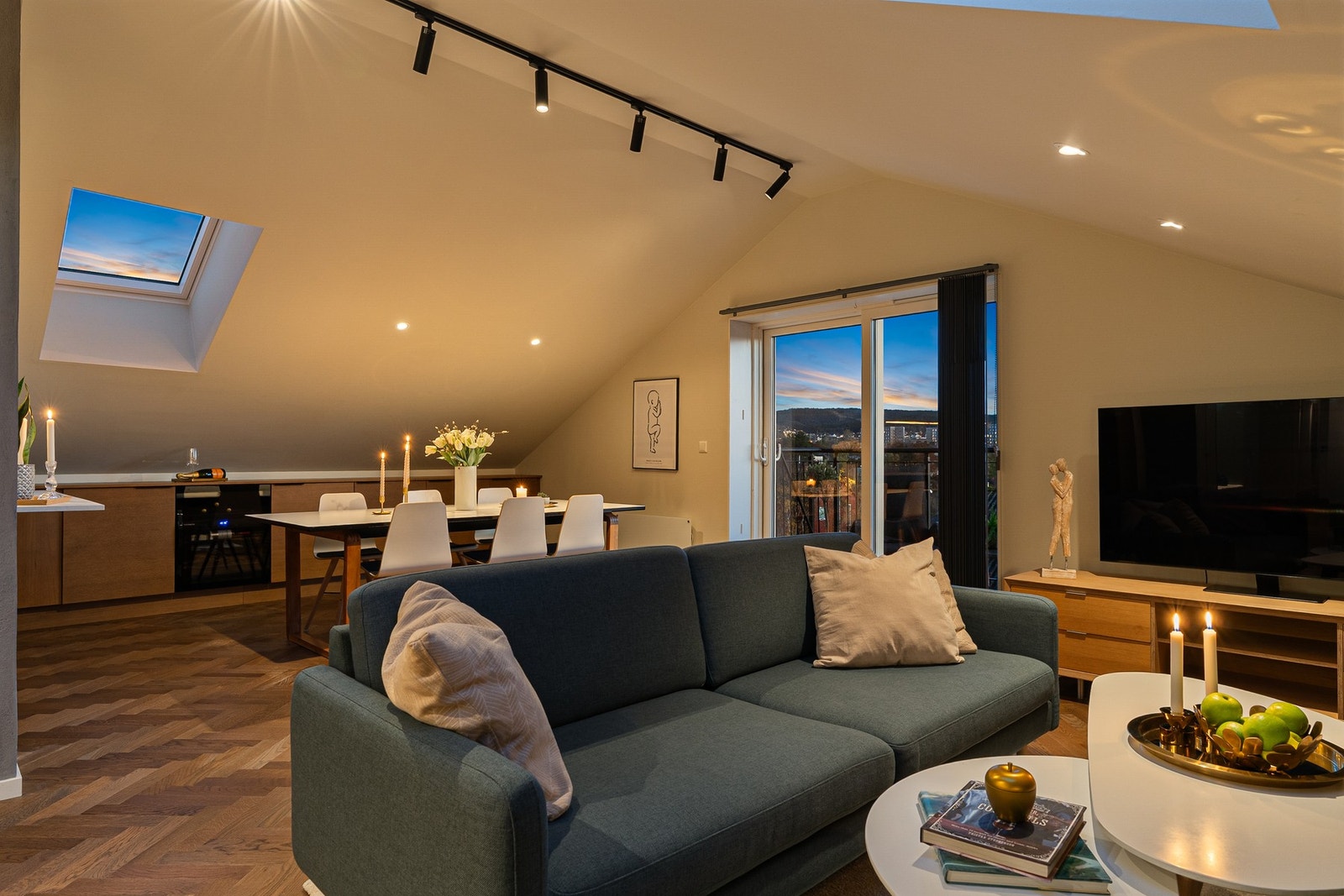 Planløsningen er både praktisk og gjennomtenkt, med en åpen løsning som skaper naturlige soner for både sofagruppe og spisestue. Galleribilde