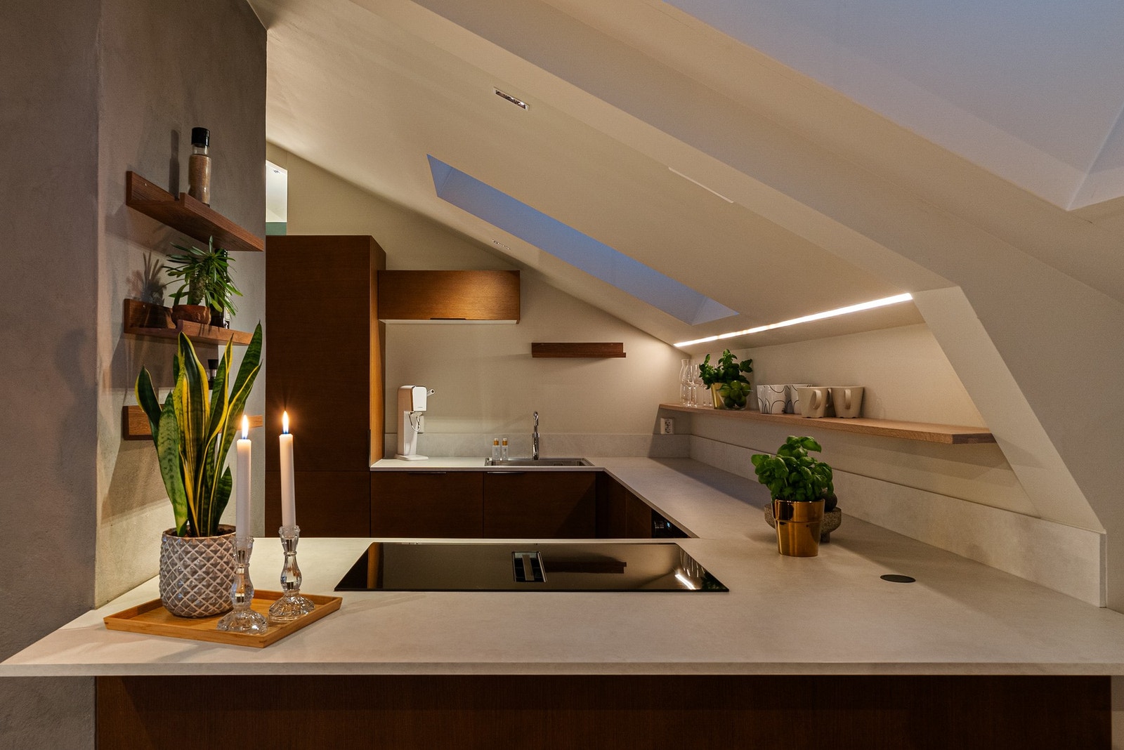 Tilknytningen til kjøkkenet gjør det enkelt å kommunisere med familie og venner mens maten tilberedes. Galleribilde