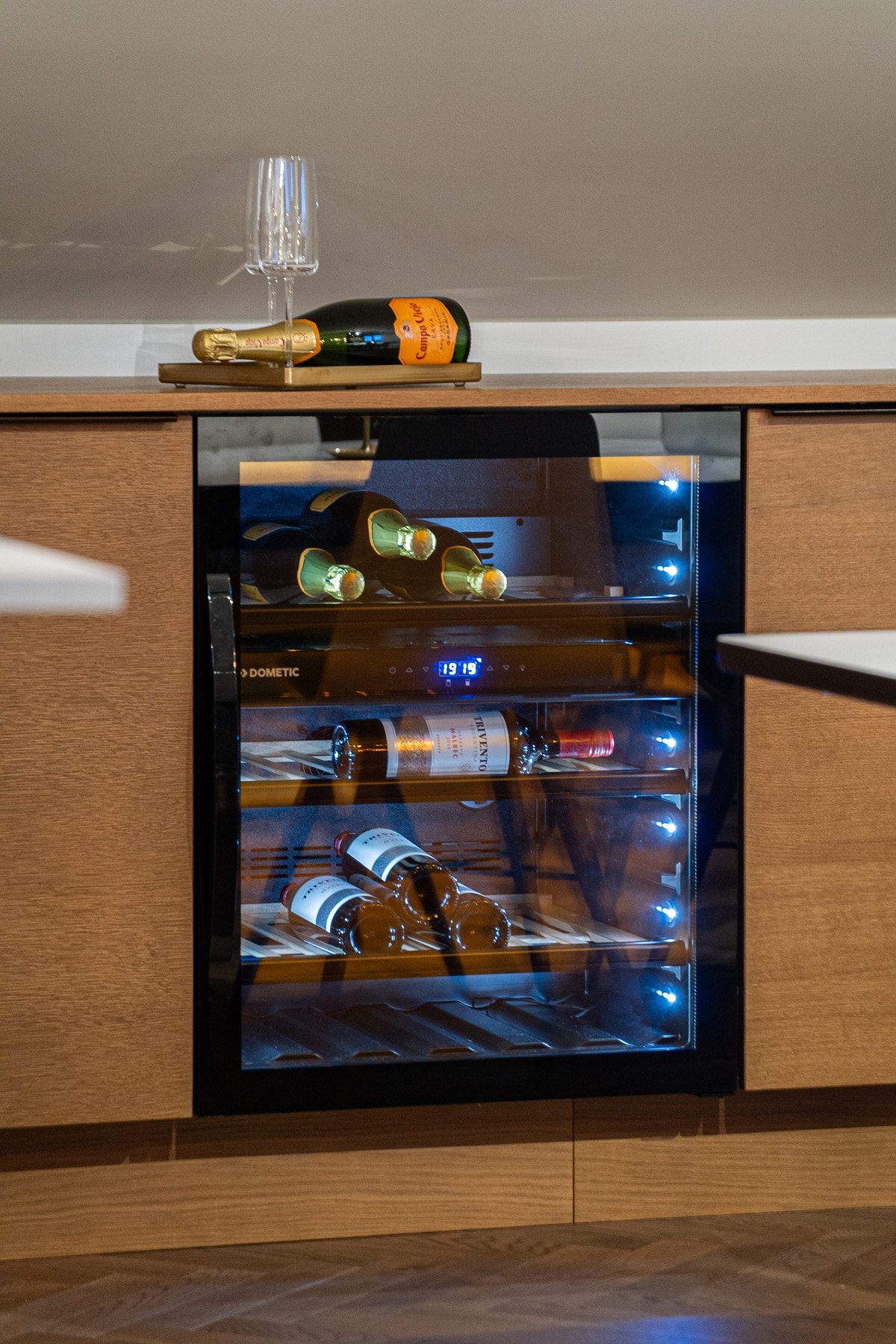 Spesialtilpasset innredning løfter frem detaljer som spennende vinkler. Vinskap og skapplass til servise og glass, i praktisk tilknytning til spisestuen. Galleribilde