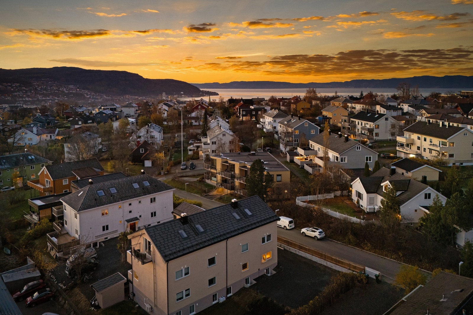 Med sin beliggenhet på toppen og hjørnet er leiligheten godt skjermet for innsyn, samtidig som man får en pen og fri utsikt. Galleribilde