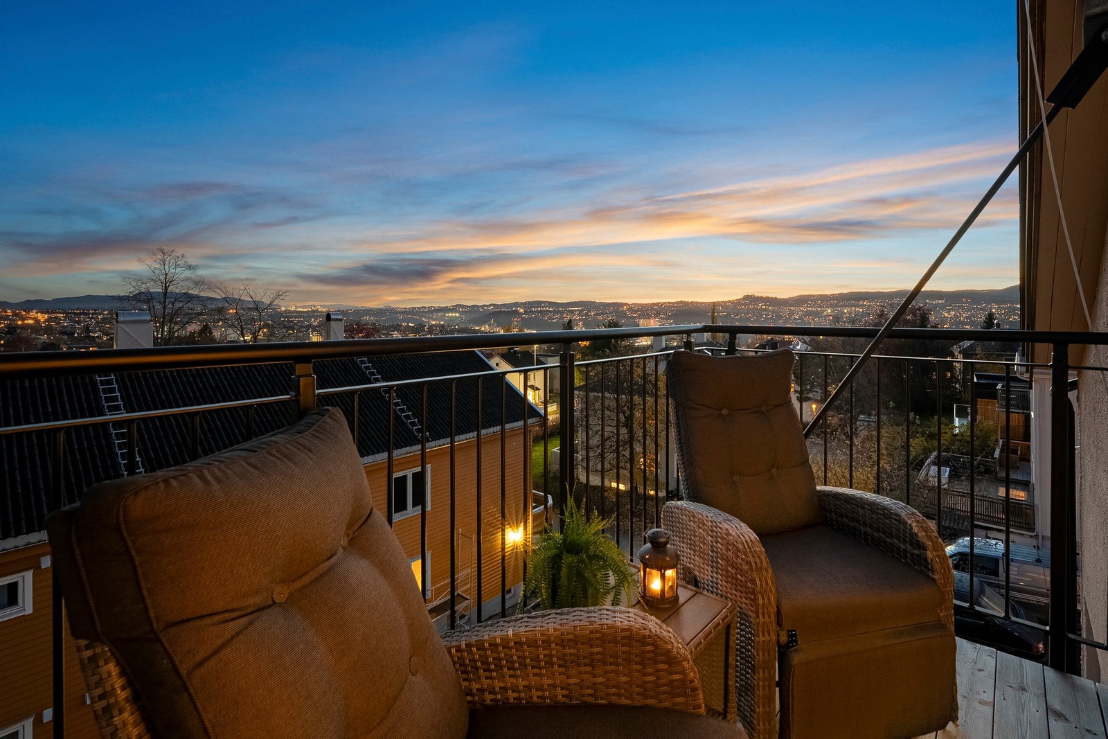 Den sørvendte balkongen gir svært gode solforhold og pen utsikt. Galleribilde