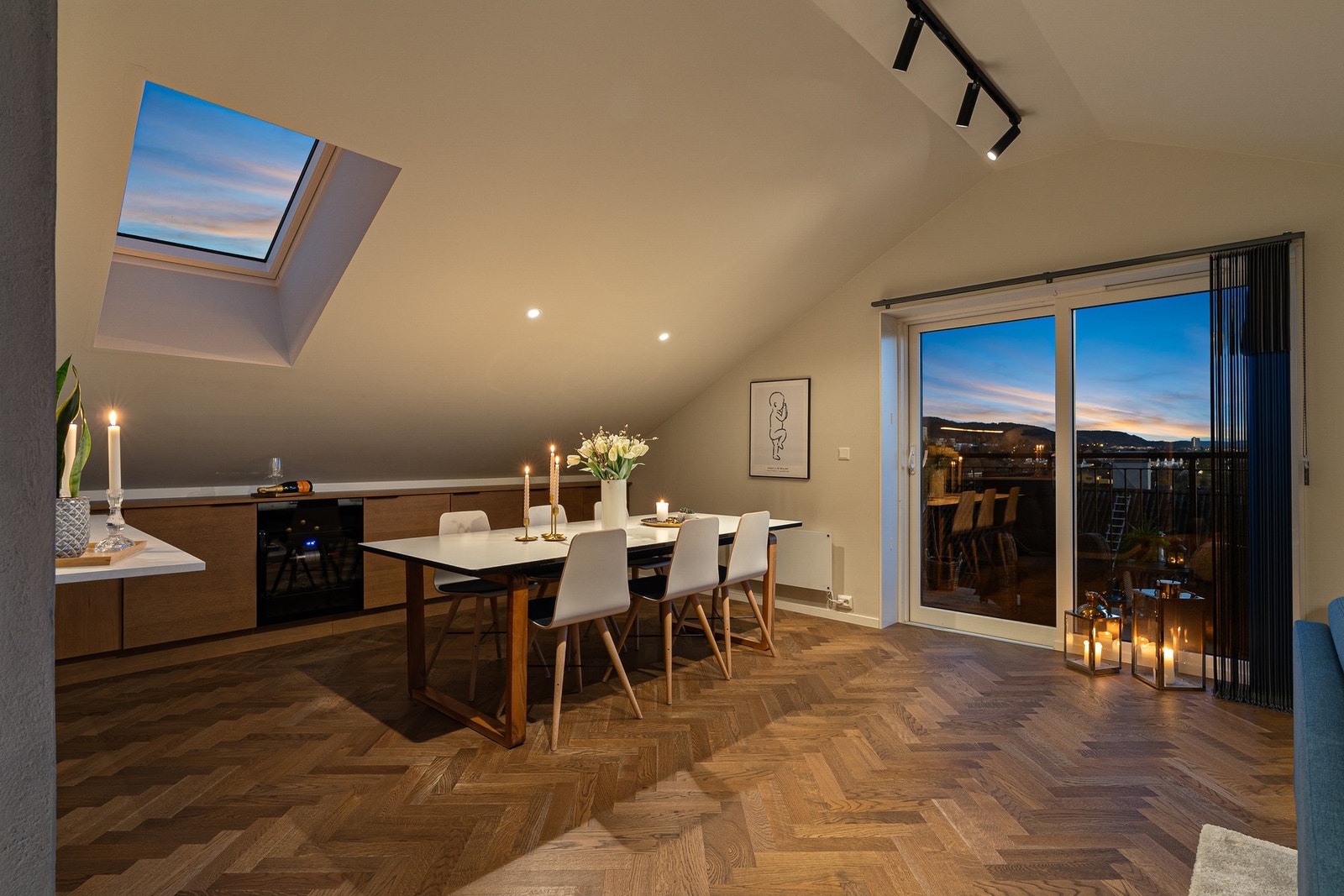 Stuen er god plass til stort spisebord for å samle familie og venner til hyggelige måltider. Galleribilde