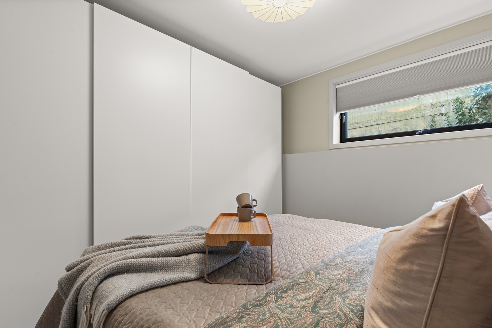 Godt med oppbevaringsplass i langsgående skyvedørsgarderobe. Galleribilde