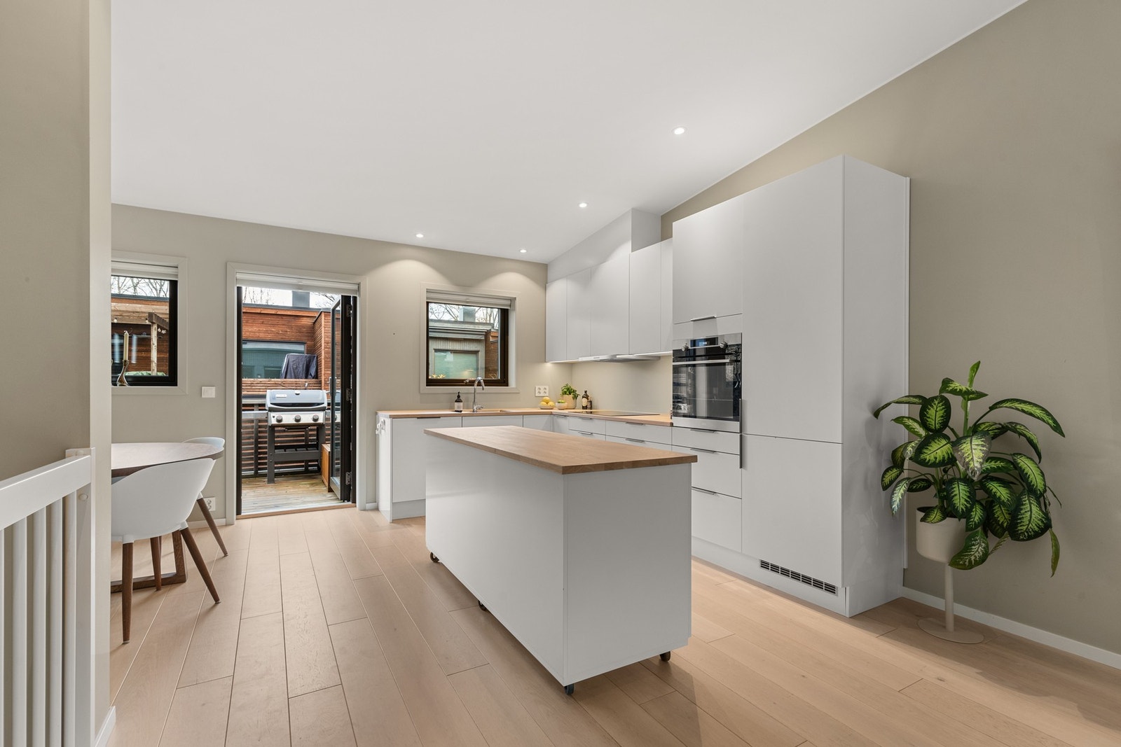 Praktisk kjøkkenøy på hjul. Galleribilde