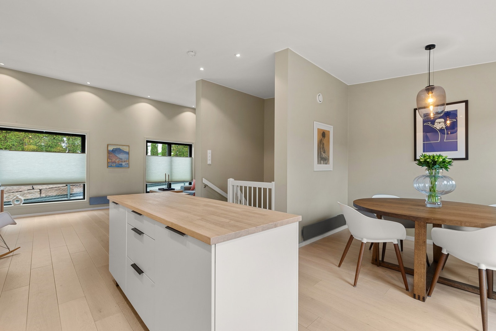 Kjøkken/stue går over hele 2. etasje. Galleribilde