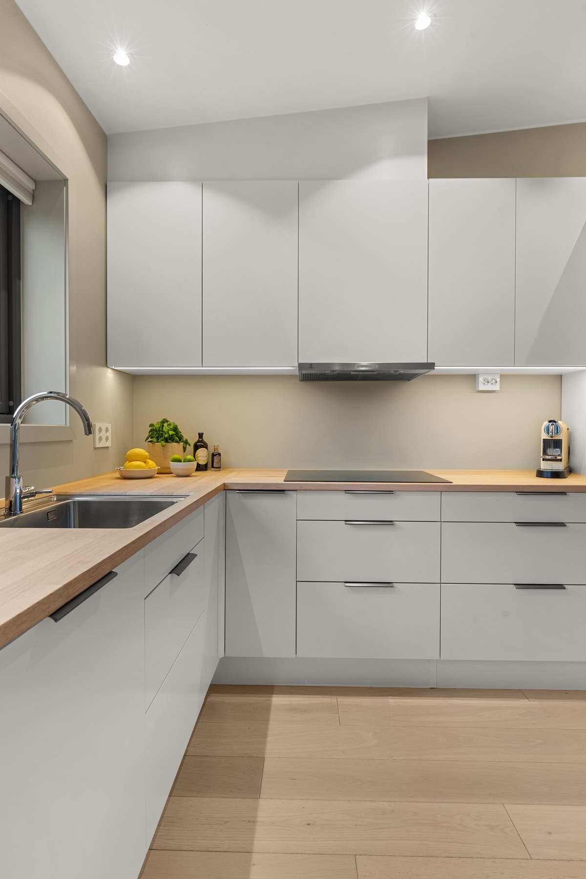 Godt med både skap- og benkeplass. Galleribilde