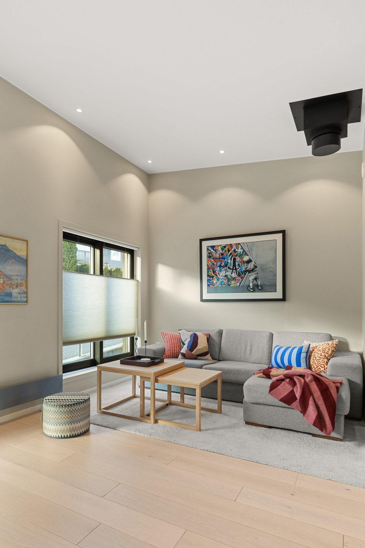 Det er montert pipe i taket for montering av ildsted. Galleribilde