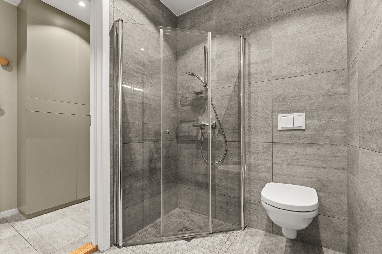 Badet har dusj, vegghengt wc, servant og opplegg for vaskesøyle (vask og tørk). Galleribilde