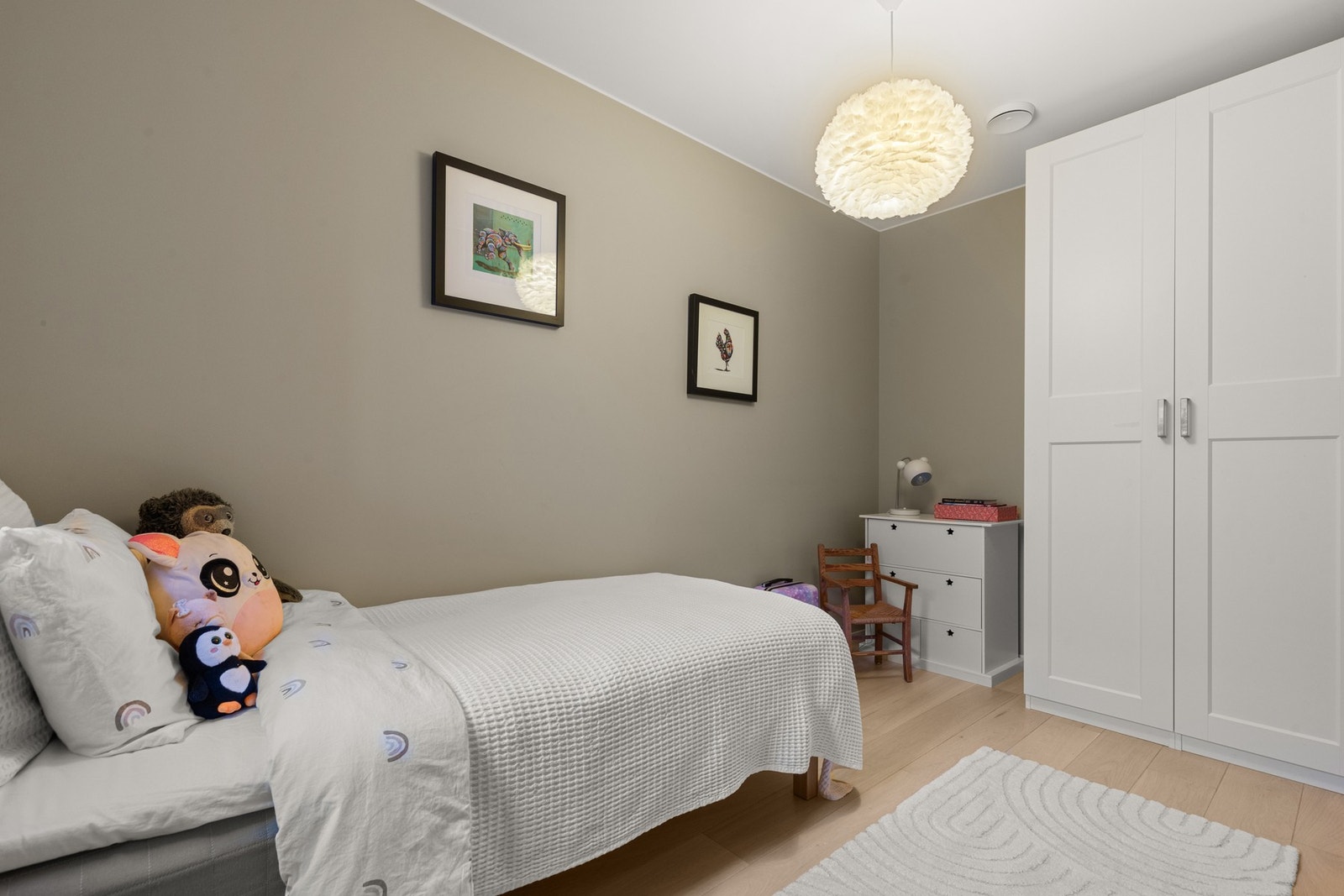 Soverom 3 med plass til seng. God kapasitet i de medfølgende garderobeskapene. Galleribilde