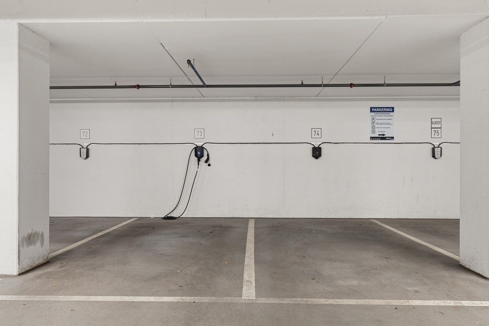 Garasjeplass med lader medfølger. Galleribilde