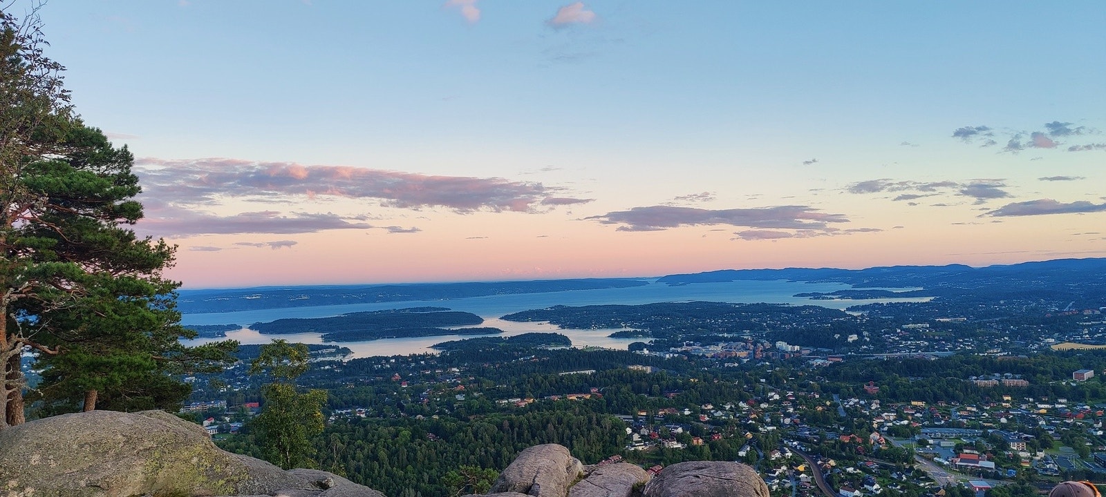 Marka rett utenfor døren med turområder ved Dælivann og Kolsåstoppen. Galleribilde