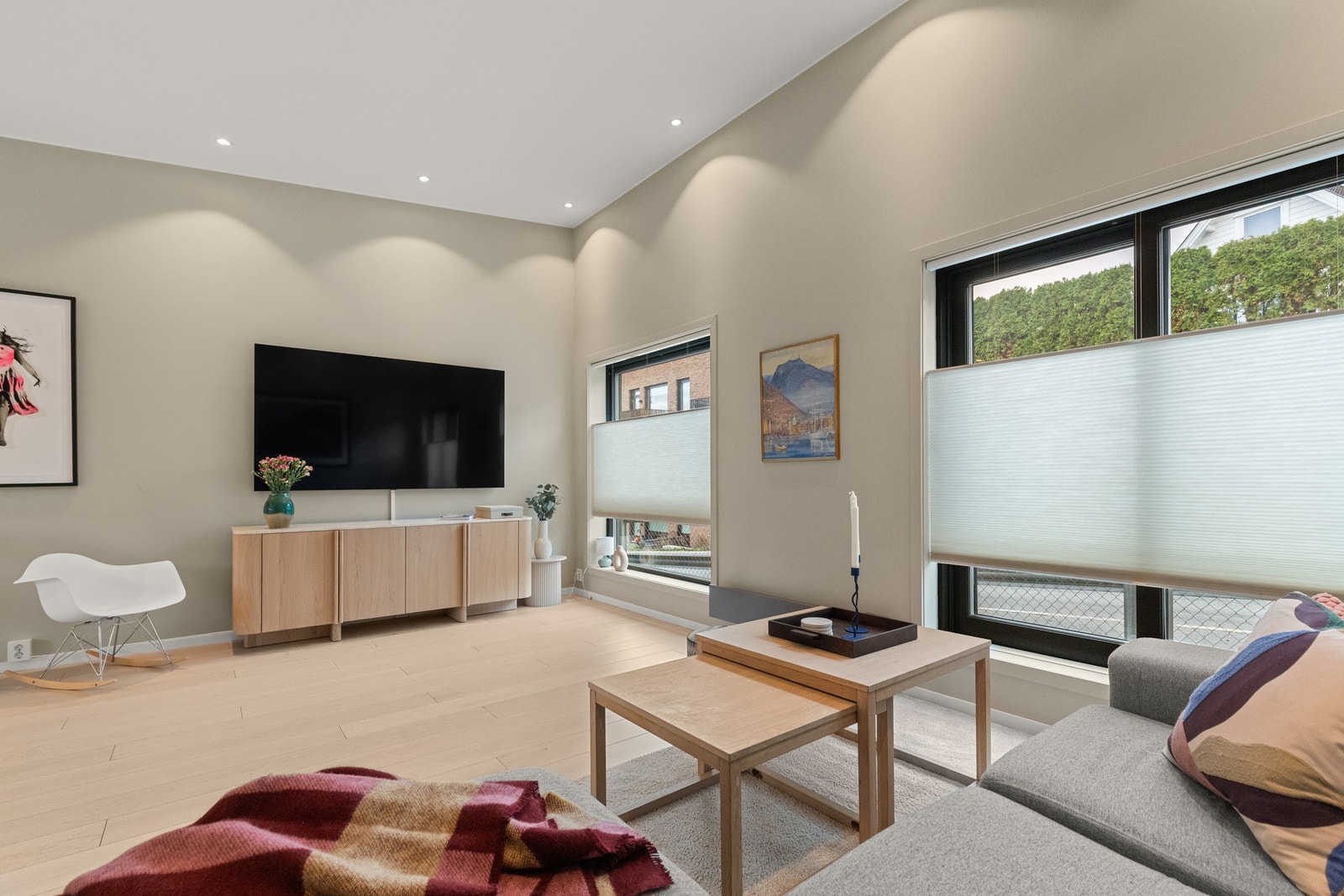 Romslig stuedel med plass til sofa. Galleribilde