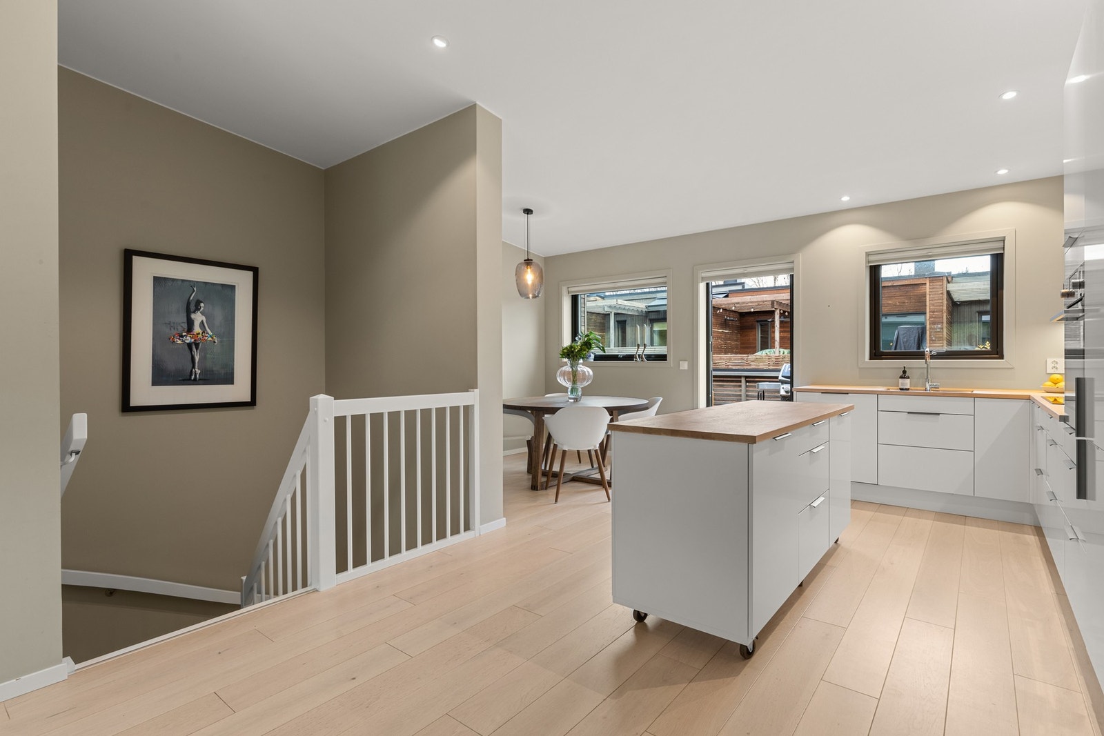 Boligen har en svært praktisk planløsning og er påkostet utover standardleveranse. Galleribilde