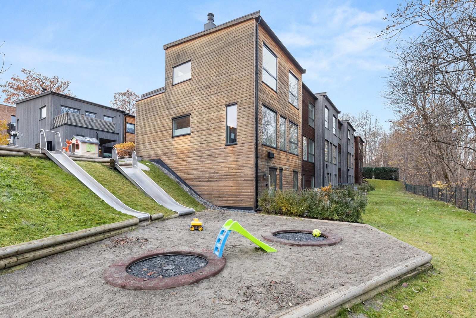 Flere lekeplasser på sameiets fellesareal. Galleribilde