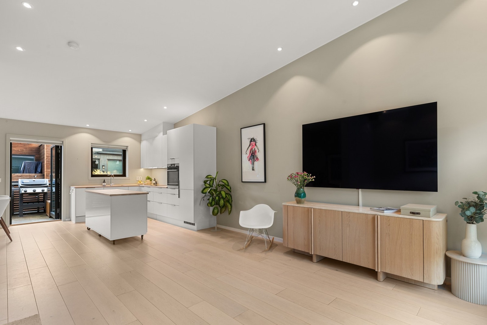 Stuedel med plass til TV/mediamøbel. Galleribilde