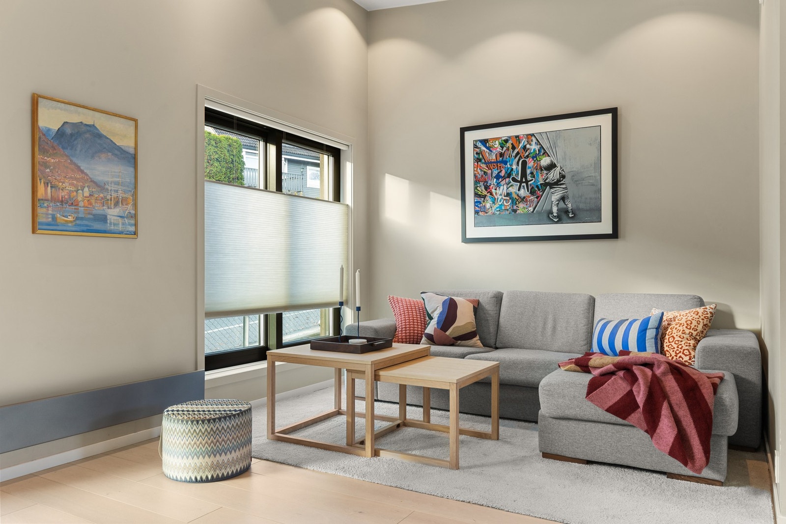 Store vindusflater tilfører rikelig med naturlig lys. Galleribilde