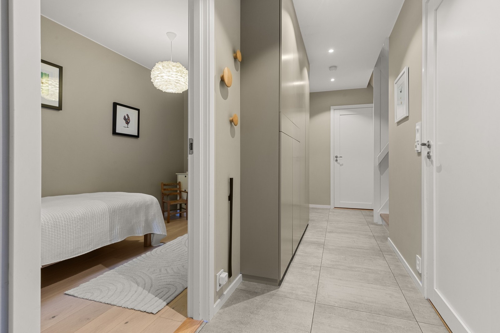 Plassbygd garderobeskap fra gulv til tak i entreen. Galleribilde