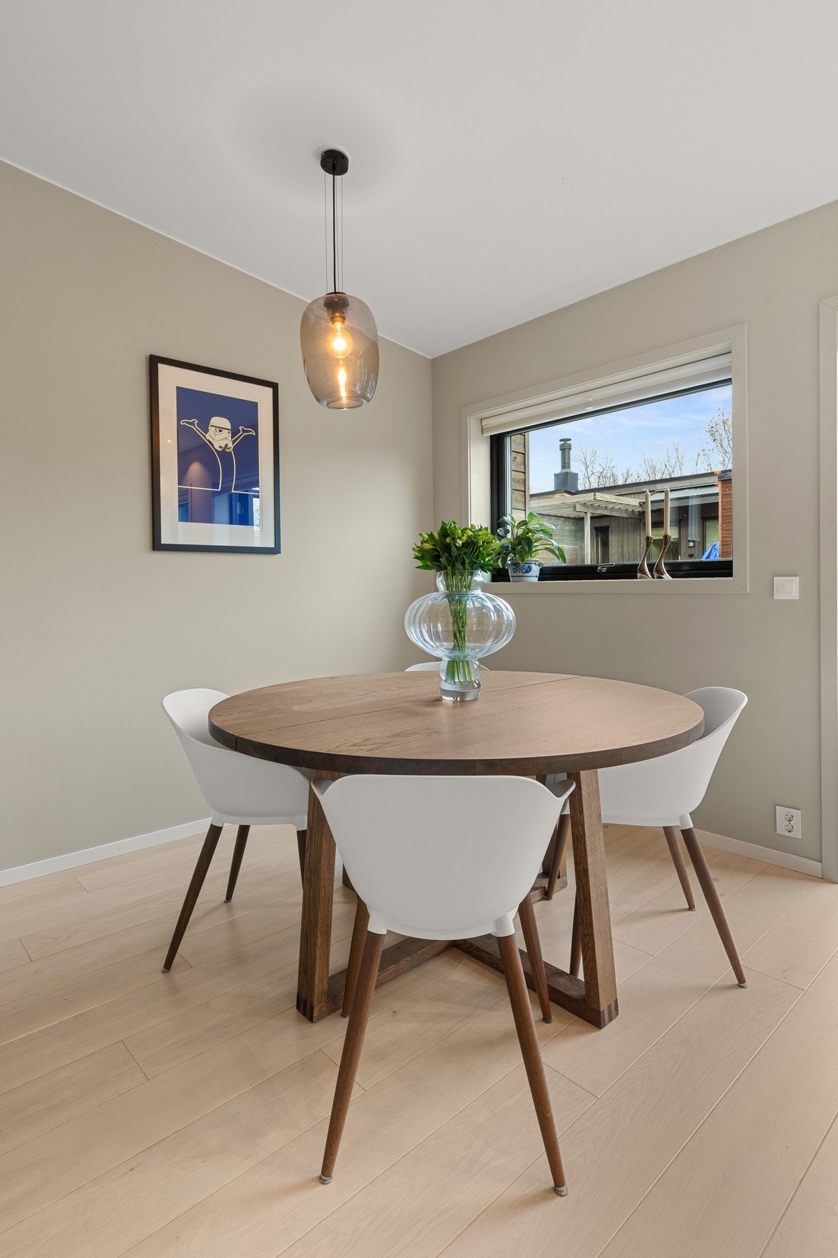 Hyggelig og velegnet plass til spisebord i tilknytning til kjøkkenet. Galleribilde