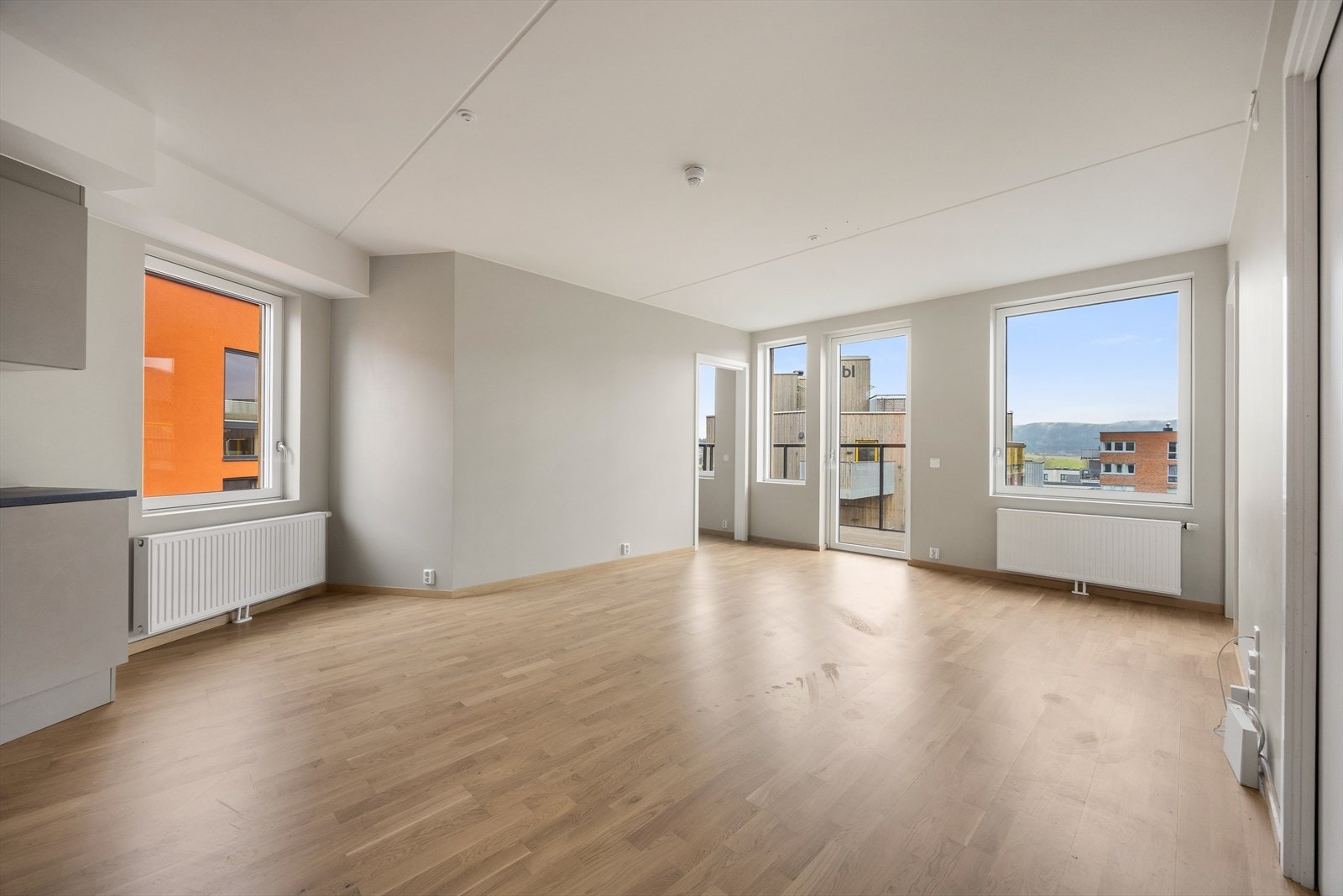 Mange og store vindusflater slipper inn rikelig med naturlig lys. Galleribilde