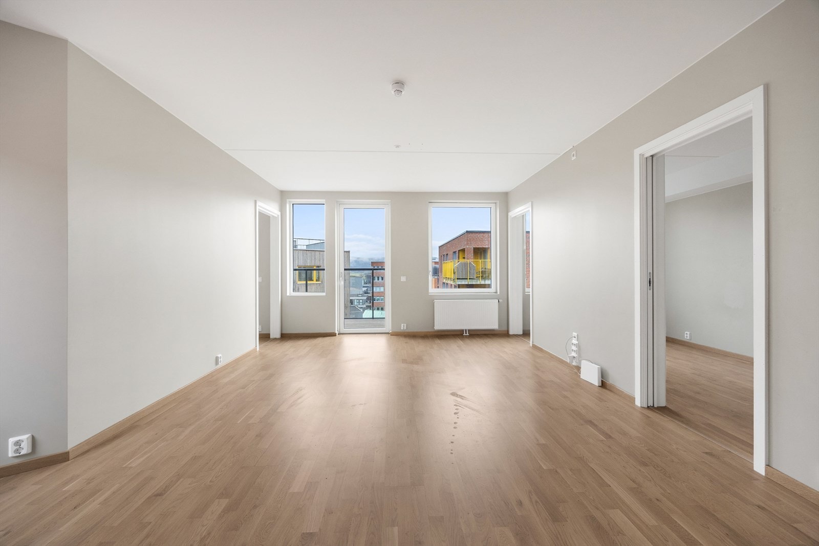 Stor stue/spisestue med parkettgulv. Galleribilde