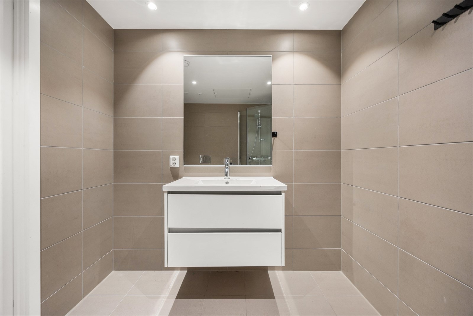 Badet har et moderne og tidløst design som står i stil med resten av leiligheten. Galleribilde