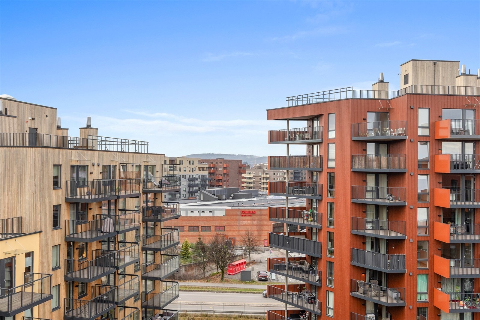 Leiligheten ligger rett ved Triaden senter som byr på butikker, dagligvare, spisesteder mm. Galleribilde