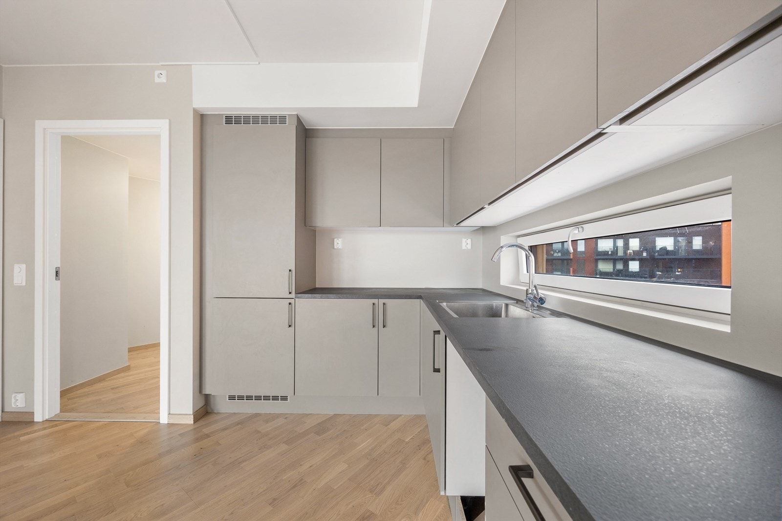 Her har du rikelig med skap- og benkeplass, noe som gjør kjøkkenet svært funksjonelt. Galleribilde