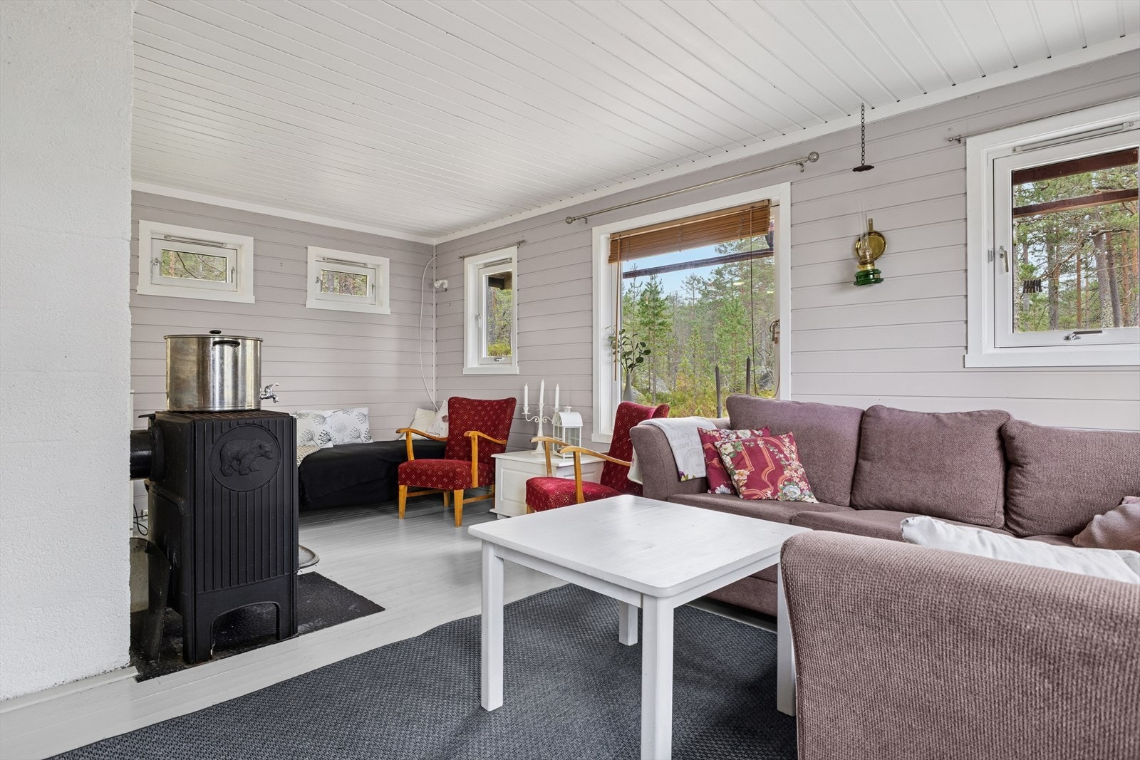 Hytten selges med inventar og møbler Galleribilde