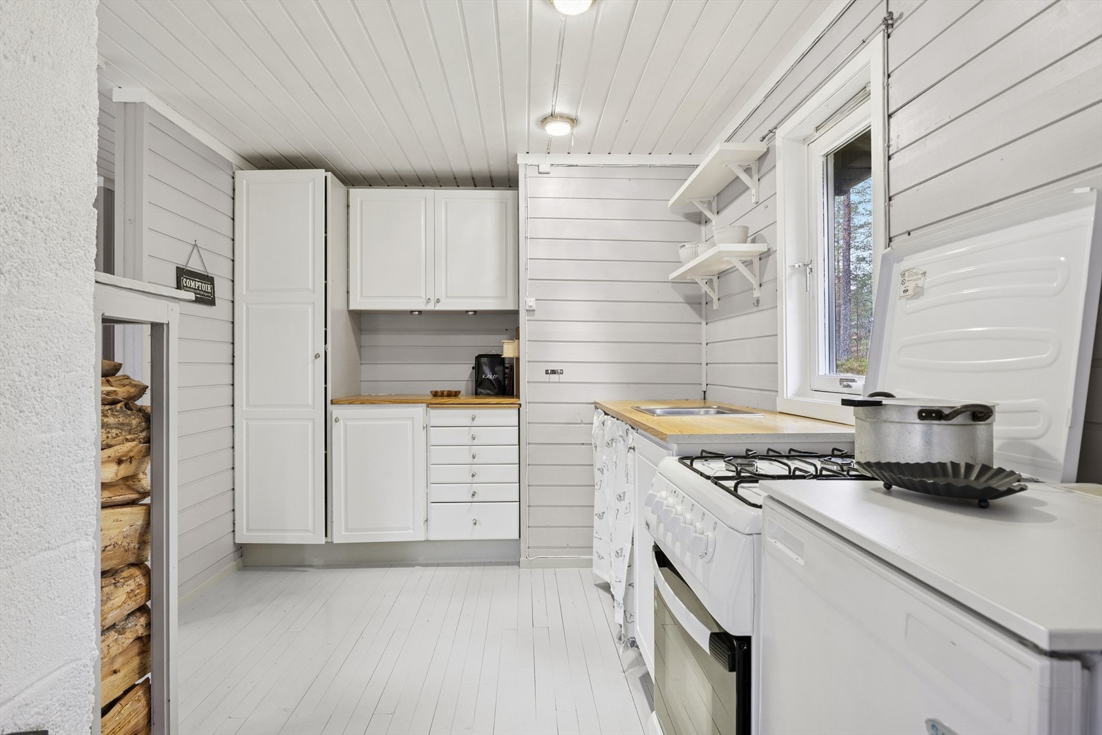 Kjøkken med gass komfyr og kjøleskap Galleribilde