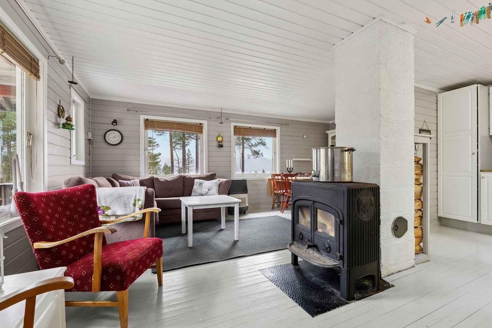 Stue med vedfyring Galleribilde