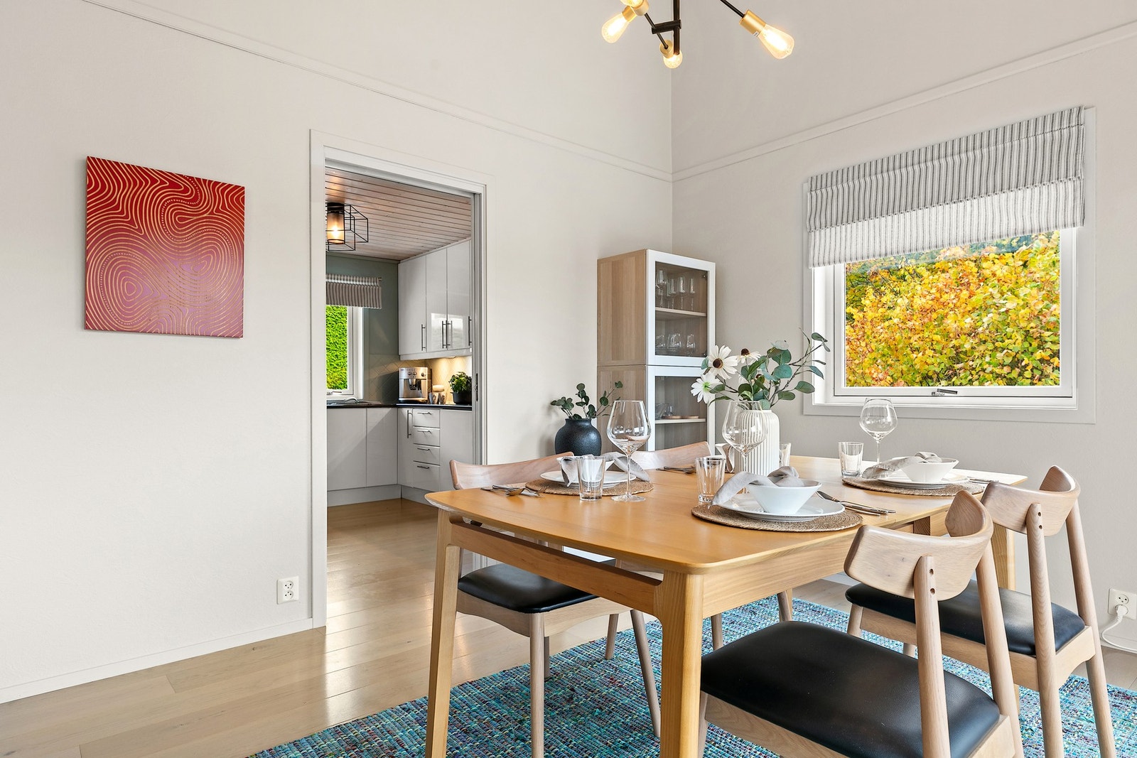 Spisestue med tilgang til kjøkken Galleribilde