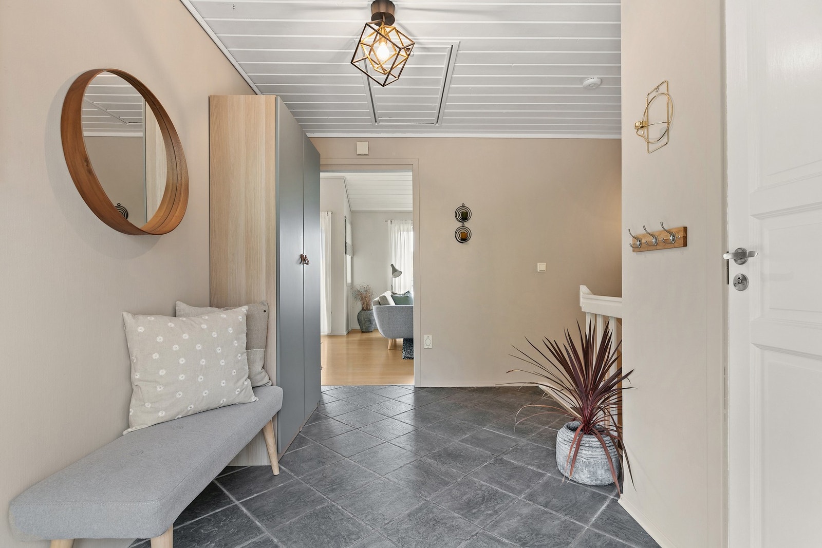 Innbydende entré med flislagt gulv, varme i gulv og plass til garderobe. Galleribilde