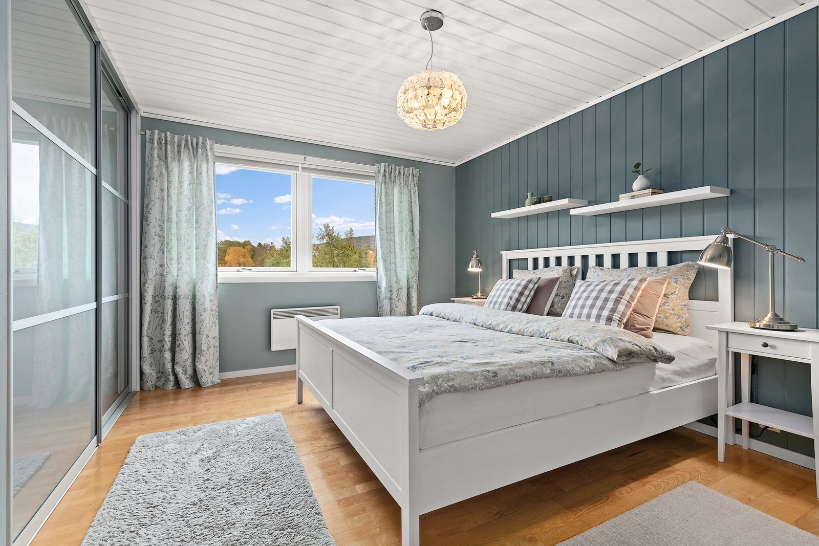 Hovedsoverom med innbygde garderobeskap Galleribilde