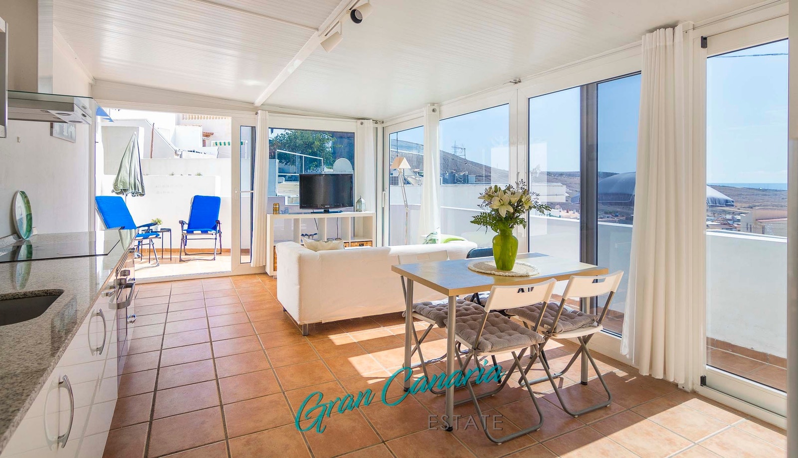 Åpen stue og kjøkken løsning i annekset Galleribilde