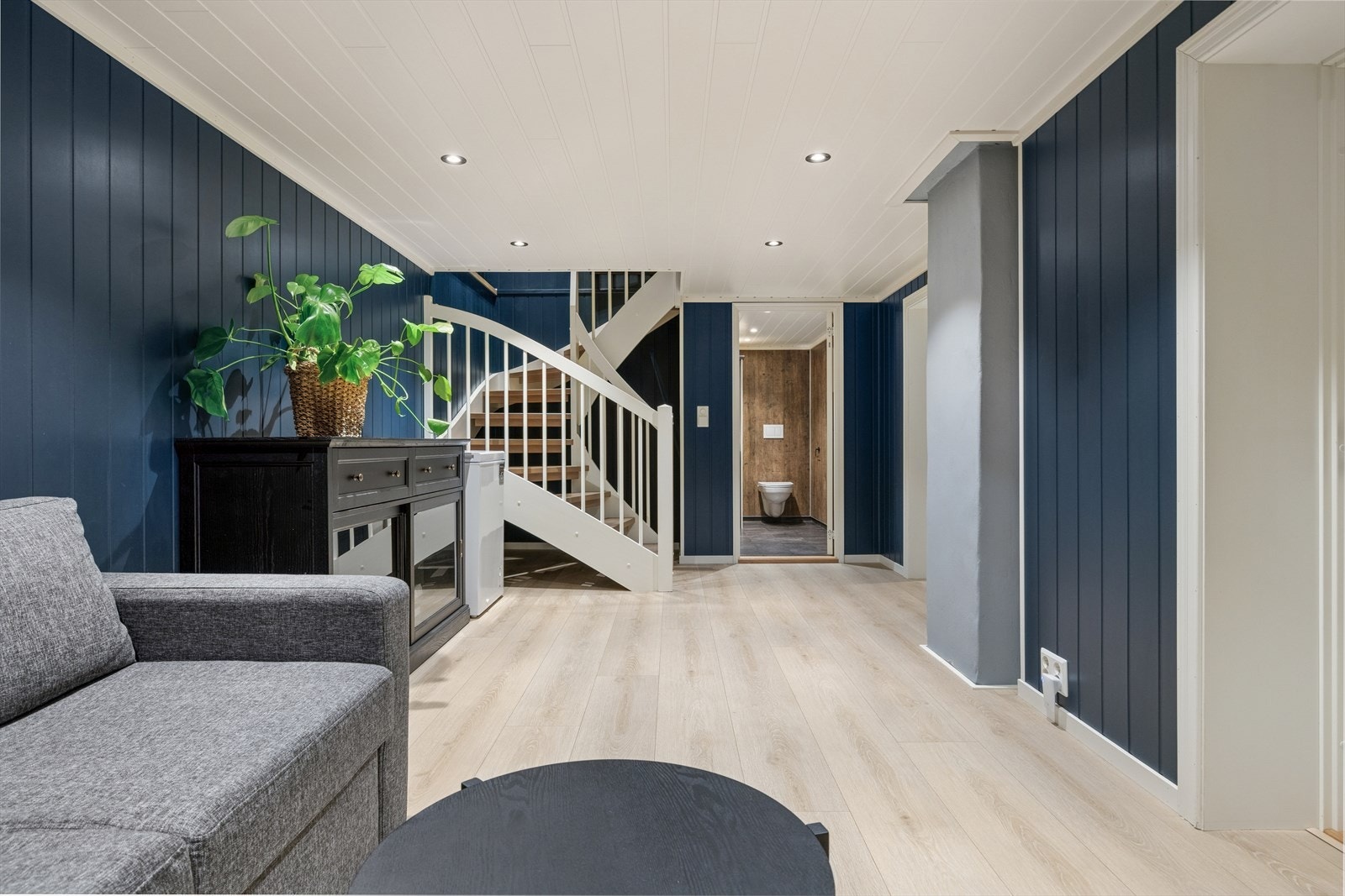 I u. etasje har boligen en egen kjellerstue. Kjellerstuen har ikke vinduer / rømningsvei, og er derfor ikke godkjent som oppholdsrom. Galleribilde