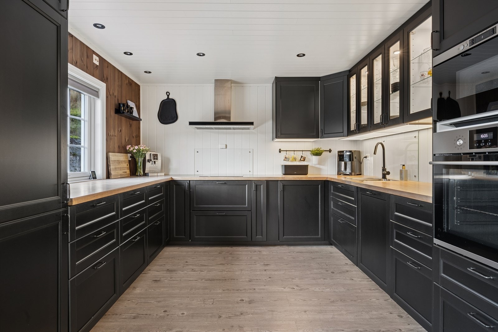 Boligen har en åpen kjøkkenløsning med mye skap- og benkeplass. Galleribilde