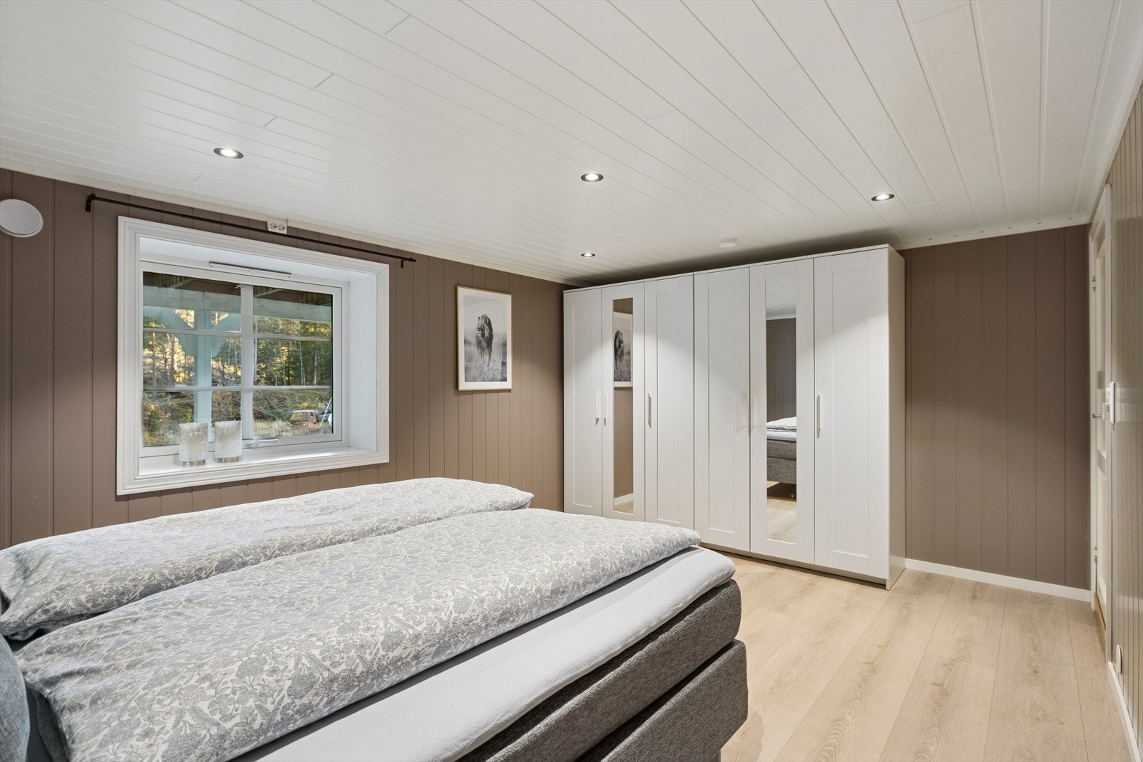 Soverommene er romslig utformet med god plass til stor seng og ønsket skapløsning. Galleribilde